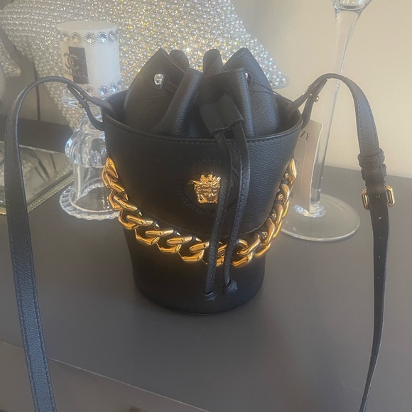 Host pick🎉🎉 La Medusa bucket bag by viviglam 👛👜👛 - Picture 4 of 7